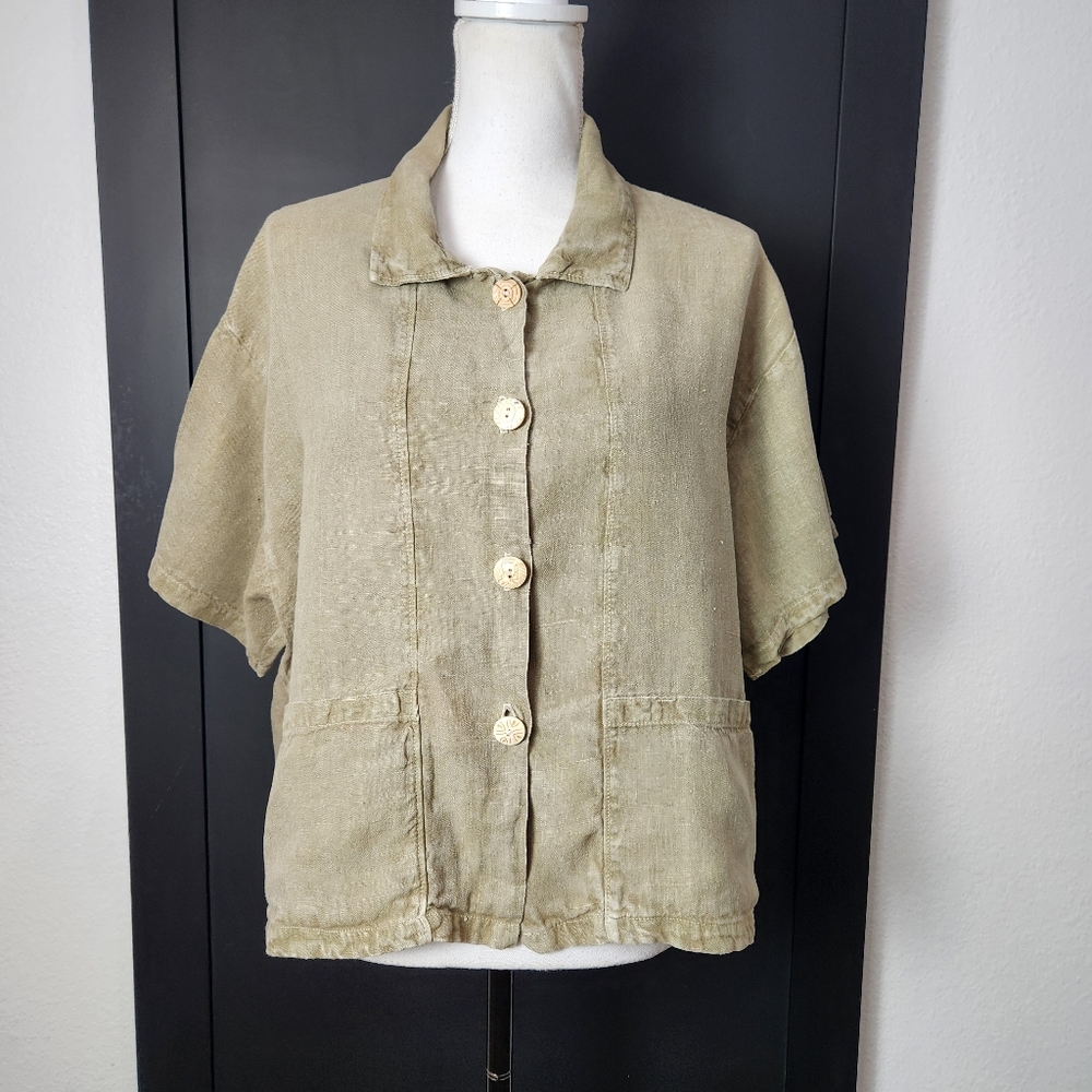 Elevate your everyday style with the Liz and Jane Clothes Linen Shirt! Size L